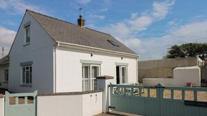A white house with a grey roof, a chimney, and a small window. - Yr Hen Ardd (Haverfordwest)
