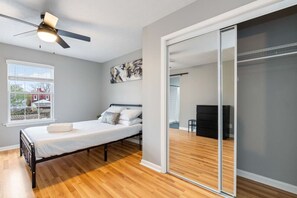 3 Schlafzimmer, Schreibtisch, Bügeleisen/Bügelbrett, Reisekinderbett