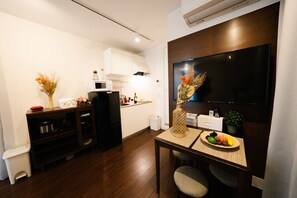 1 bedroom, desk, laptop workspace, blackout curtains - FL Residence Shinjyuku Kawadacho (Tokyo)