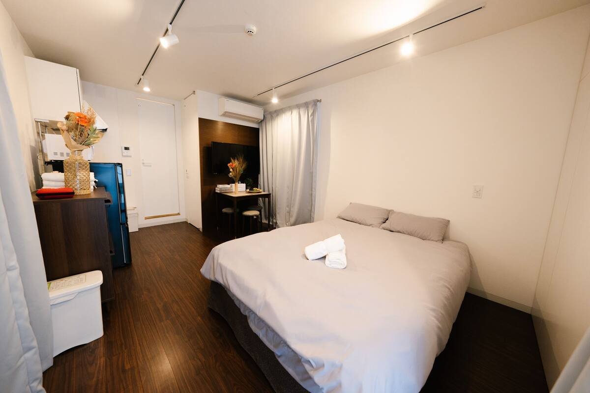 1 bedroom, desk, laptop workspace, blackout drapes