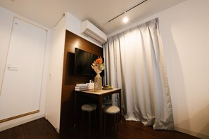 1 bedroom, desk, laptop workspace, blackout curtains - FL Residence Shinjyuku Kawadacho (Tokyo)