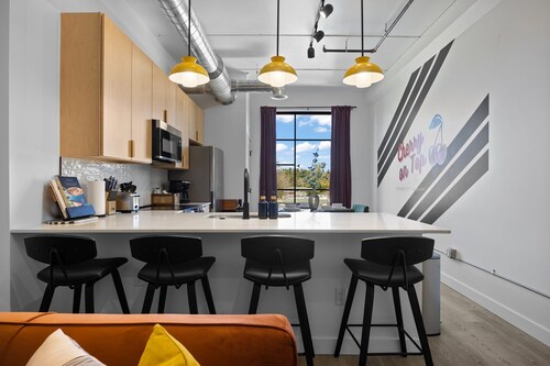 Relax with Hot Tubs, E-Bikes & Rooftop Terrace - Dog Friendly & Near Downtown