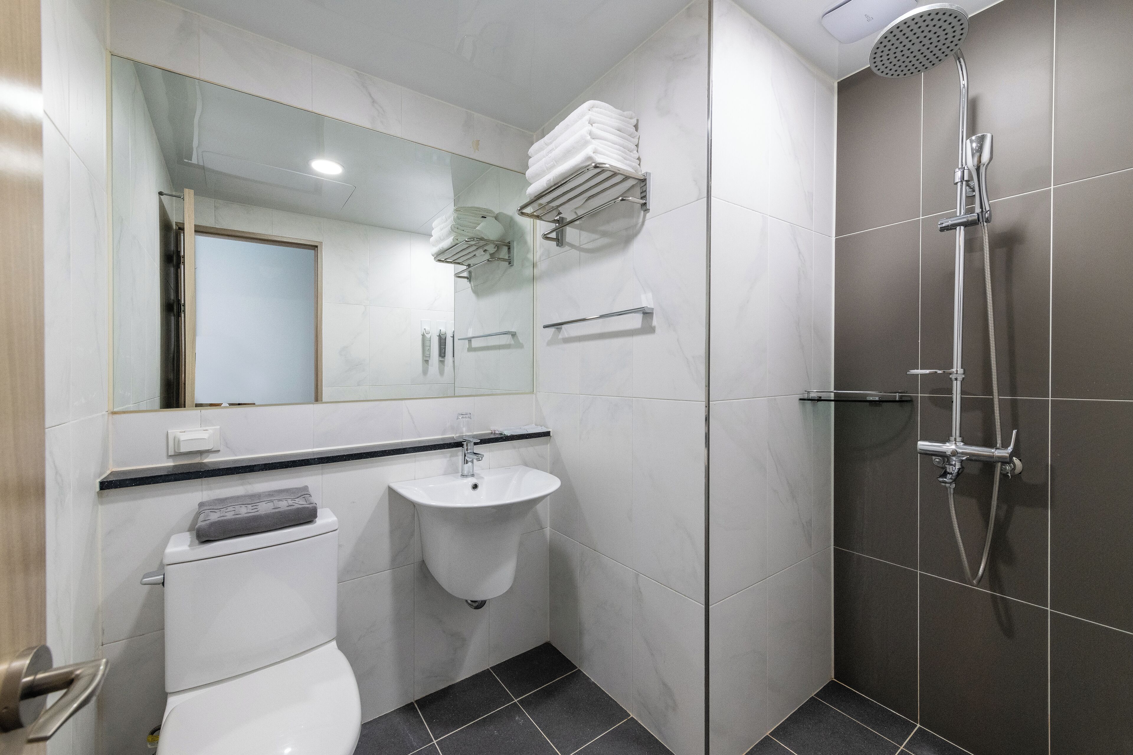 Dusche, kostenlose Toilettenartikel, Haartrockner, Hausschuhe