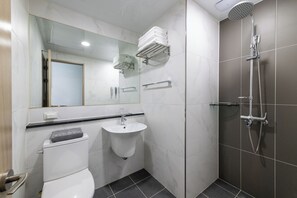 Shower, free toiletries, hair dryer, slippers - The Triny Urban Suites (Yongin)
