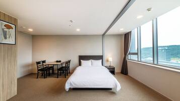 Cubrecamas, cortinas blackout, wifi gratis y ropa de cama