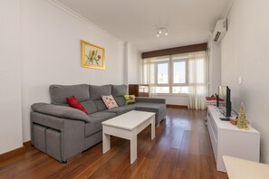 TV - EL TREBOL   - Fantastic apartment with communal pool and free WiFi. (El Puerto de Santa María)