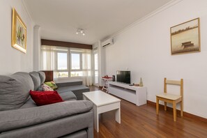 TV - EL TREBOL   - Fantastic apartment with communal pool and free WiFi. (El Puerto de Santa María)
