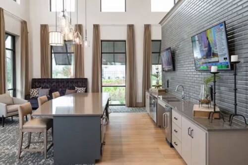 Lux & Cozy 2 Bedroom Suite - Resort Pool, Fitness Room & WiFi - Houston