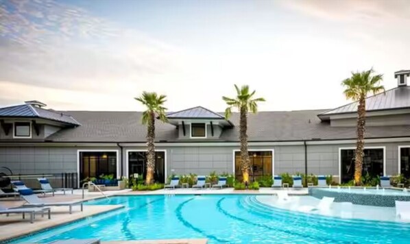 Una piscina al aire libre
