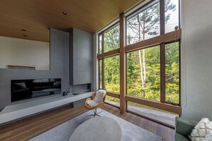 Chalet de lujo | Área de sala de estar | Televisión de pantalla plana, chimenea, Netflix y piso con calefacción 