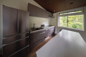 ラグジュアリー シャレー | 専用キッチン | 大型冷蔵庫、電子レンジ、オーブン、コンロ