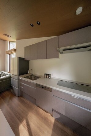 Refrigerador con freezer, microondas, horno, placa de cocina