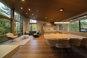 ラグジュアリー シャレー | リビング エリア | 55 インチの薄型テレビ (デジタル放送視聴可)、暖炉、Netflix