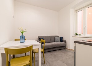 Deluxe appartement | Woonruimte | Een 24-inch ledtelevisie met satellietzenders