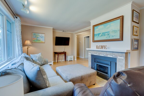 TV connectée, cheminée, livres