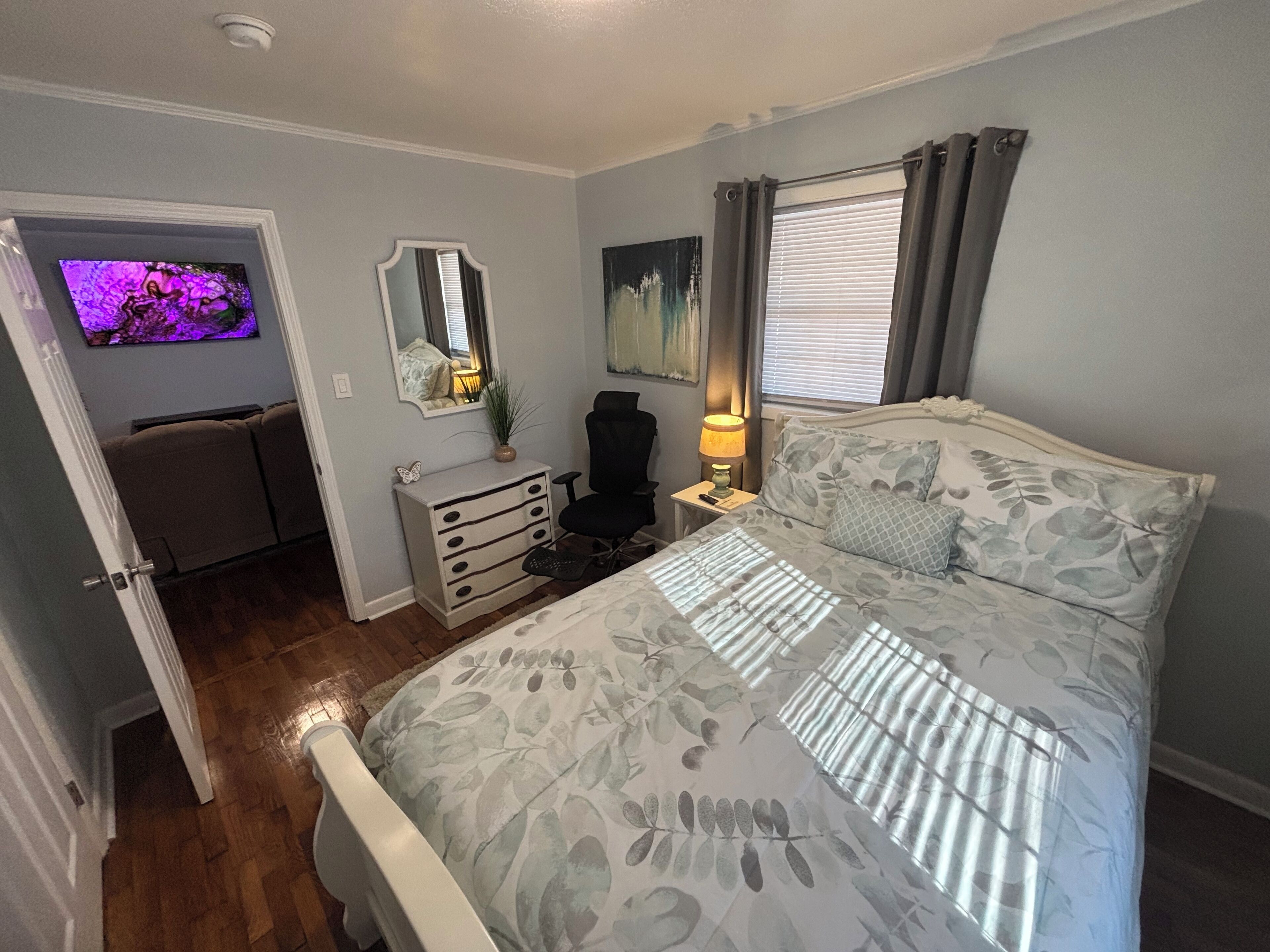 2 chambres, bureau, fer et planche à repasser, lit parapluie