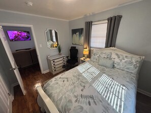 2 chambres, bureau, fer et planche à repasser, lit parapluie