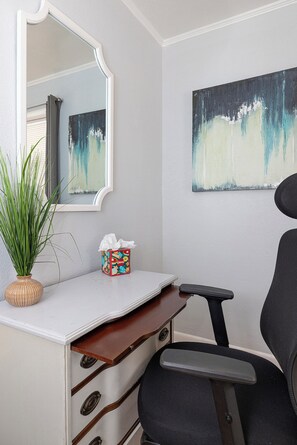 Interior - Private Hot Tub & Swing - Nintendo - EV - Large Vehicle & Trailer Parking (Lincolnton)