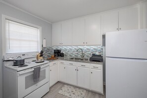 Fridge, microwave, oven, stovetop - Private Hot Tub & Swing - Nintendo - EV - Large Vehicle & Trailer Parking (Lincolnton)