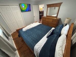 2 bedrooms, desk, iron/ironing board, travel cot - Quiet in Town Living - Nintendo - EV Charger - Spacious Vehicle Parking. (Lincolnton)