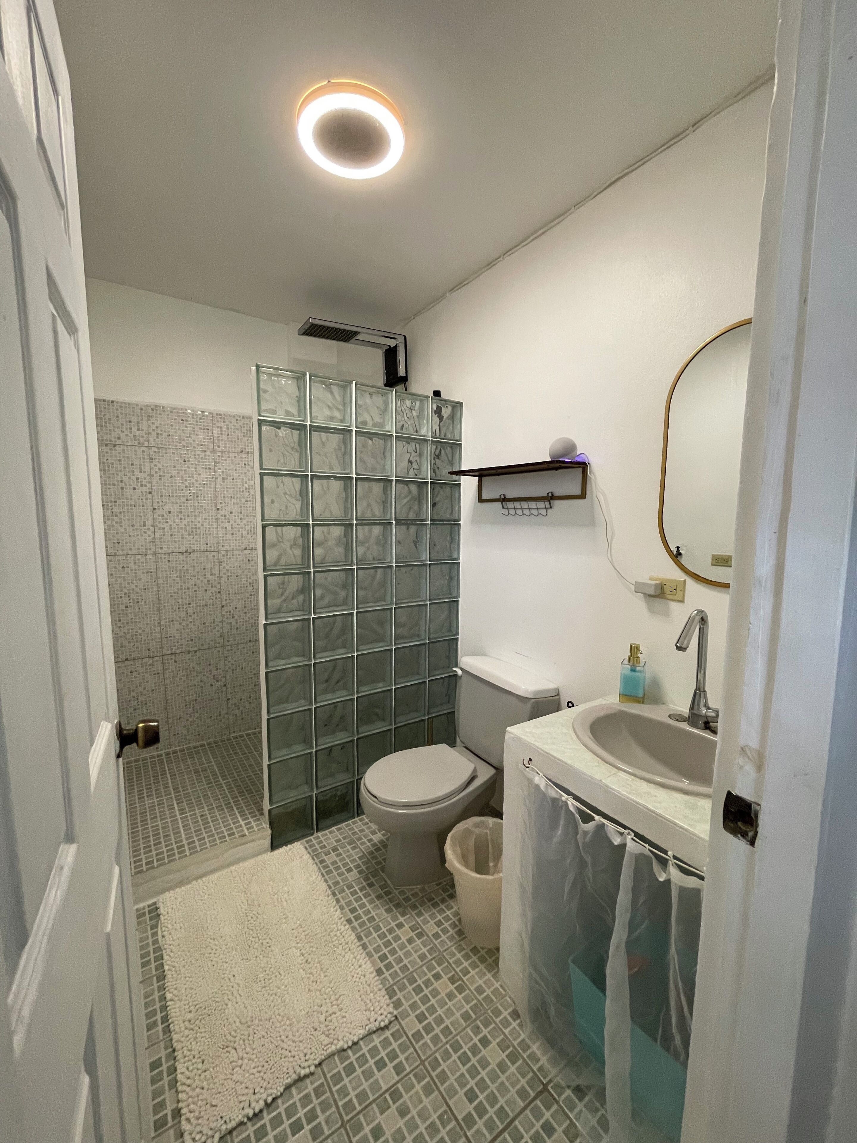 Douche, serviettes fournies, savon, papier de toilette