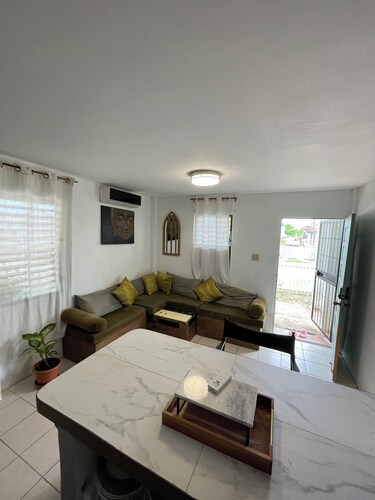 Cozy apartment in charming Belize City with WiFi, AC