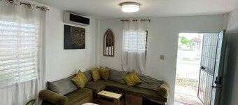 Cozy apartment in charming Belize City with WiFi, AC