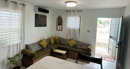 Cozy apartment in charming Belize City with WiFi, AC