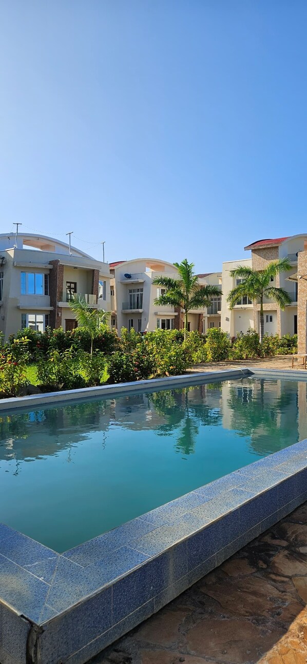 Pool - Beautiful 4-Bed Villa in Dar es Salaam, Tanzania (Dar es Salaam)