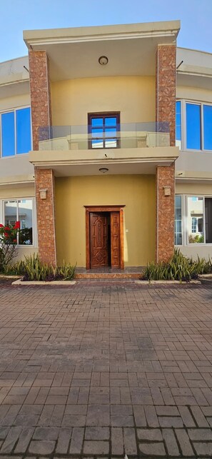 Exterior detail - Beautiful 4-Bed Villa in Dar es Salaam, Tanzania (Dar es Salaam)