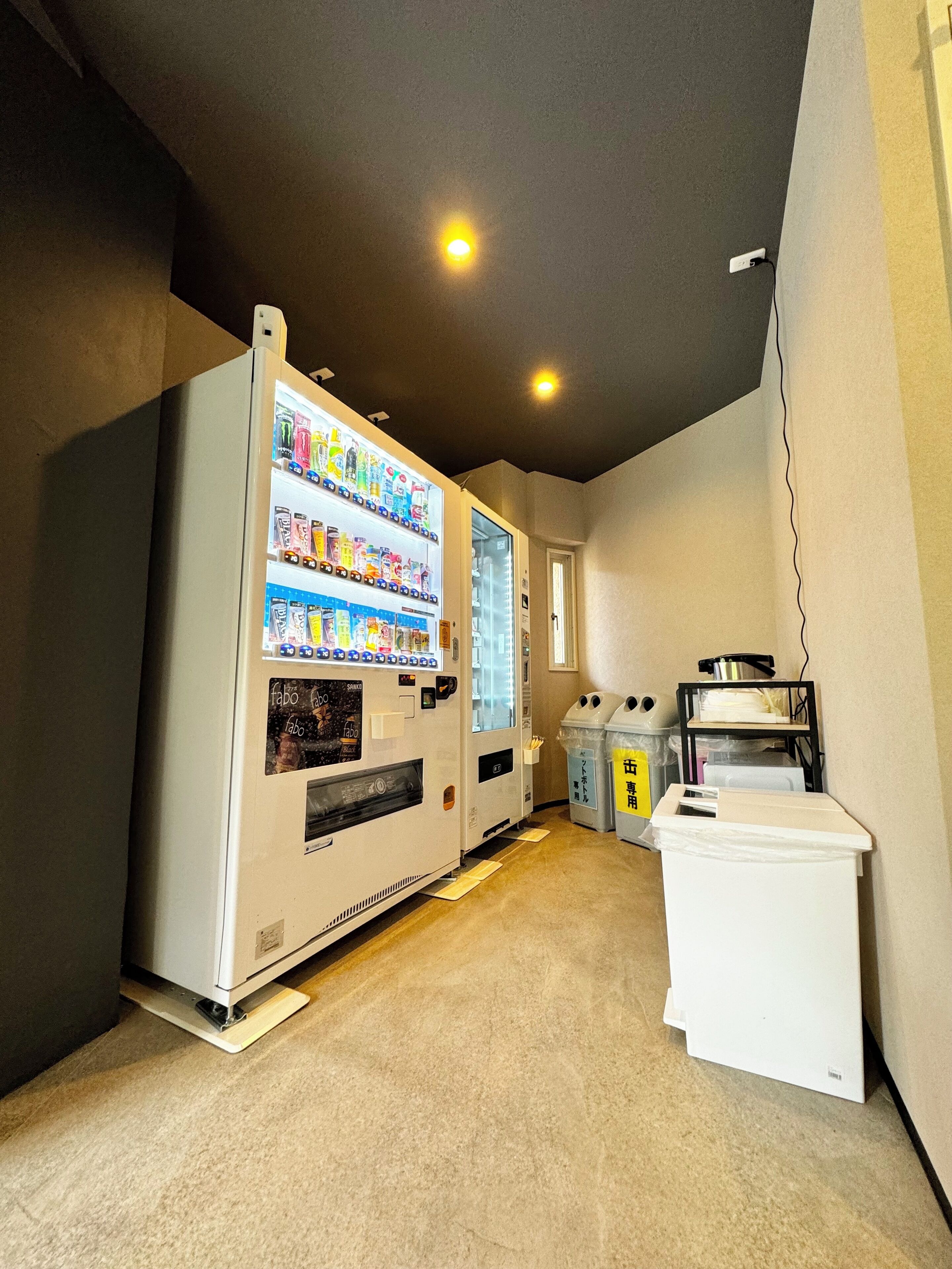 Une cuisine compacte équipée d’un réfrigérateur, d’un four à micro-ondes et d’un petit plan de travail.
