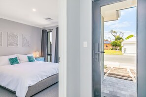 3 bedrooms, iron/ironing board, free WiFi, bed sheets - The beach house (Rockingham)