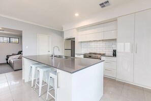 Private kitchen - The beach house (Rockingham)