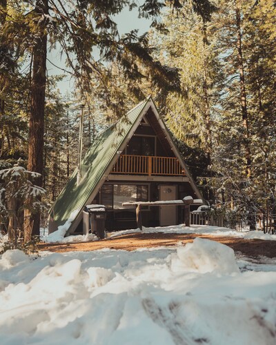 Cozy 1-bedroom cabin in enchanting Leavenworth with cedar hot tub /STR000211