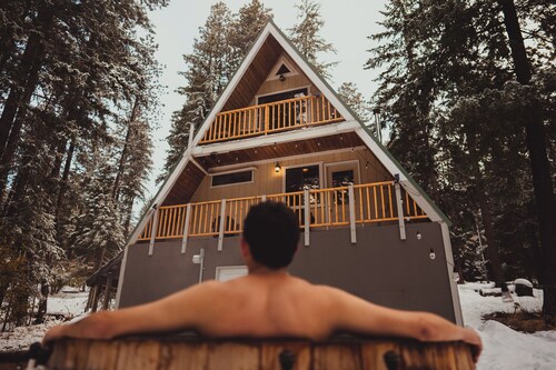 Cozy 1-bedroom cabin in enchanting Leavenworth with cedar hot tub /STR000211