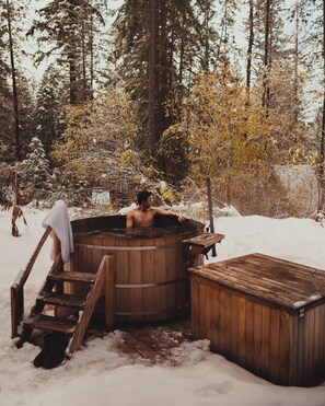 Outdoor spa tub