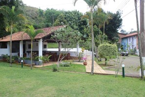Outdoor dining - Casa Aconchegante com 3 Quartos Para até 8 Pessoas em Conservatória (Conservatória)