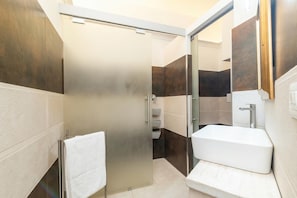 Shower, bidet, towels