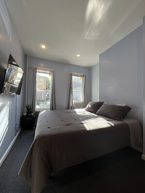 2 slaapkamers, een bureau, een strijkplank/strijkijzer, gratis wifi