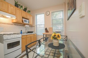 Een koelkast, een magnetron, een oven, een kookplaat