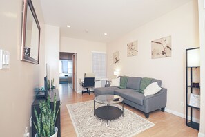 Een smart-tv en een computerscherm