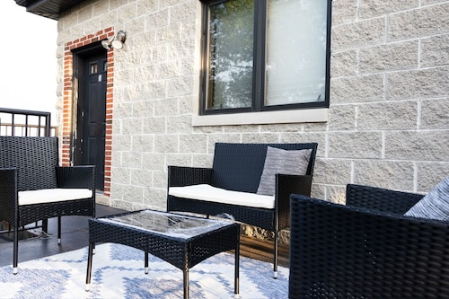 Your Home Away from home -12 mins from Downtown