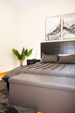 3 Schlafzimmer, Schreibtisch, Bügeleisen/Bügelbrett, WLAN