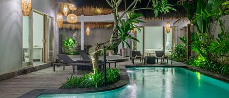 Una piscina al aire libre