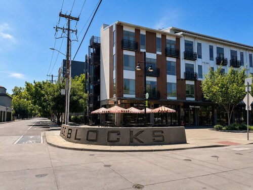 Charming Midtown 1-Bedroom: Steps to Ice Blocks
