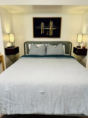1 bedroom, desk, iron/ironing board, travel crib - Charming Midtown 1-Bedroom: Steps to Ice Blocks (Sacramento)