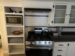 Fridge, microwave, oven, stovetop - Charming Midtown Studio at Ice Blocks (Sacramento)