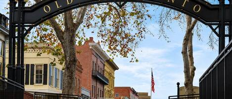 Una entrada histórica a la calle con un letrero que dice 'Old Sacramento'.