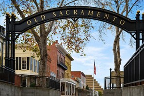 Ein historischer Straßenzug mit einem Schild, auf dem 'Old Sacramento' steht.