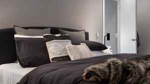 5 bedrooms, iron/ironing board, WiFi, bed sheets